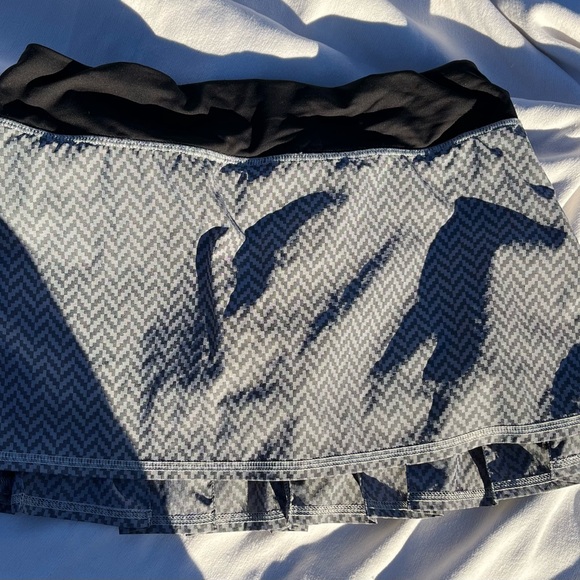 Black and grey lululemon Pace setter skirt Sz6reg - Picture 2 of 7